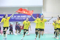 Đội tuyển bóng ném nữ Việt Nam giành Huy chương Vàng sau khi đánh bại chủ nhà Thái Lan, hôm 17/12. (Ảnh: HOÀNG MINH)