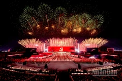 [Ảnh] Mãn nhãn màn pháo hoa "tuyệt đối điện ảnh" trên bầu trời Hà Nội mừng Đại hội XIV của Đảng thành công