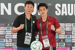 Huấn luyện viên Kim Sang Sik và cầu thủ Nguyễn Đình Bắc tại buổi họp báo sau trận thắng 1-0 U23 Saudi Arabia. (Ảnh: Ted Trần)