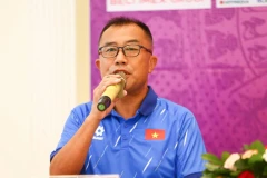 Huấn luyện viên trưởng đội tuyển U19 nữ Việt Nam Okiyama Masahiko phát biểu tại buổi họp báo. (Ảnh: Tô An)
