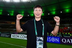 Huấn luyện viên Kim Sang Sik ăn mừng sau chiến thắng 3-2 trước U23 UAE. (Ảnh: VFF)