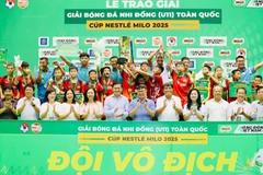 Các cầu thủ U11 Hưng Yên lần đầu đăng quang ở sân chơi dành cho lứa tuổi 11. 