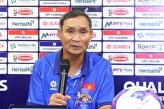 Huấn luyện viên Mai Đức Chung phát biểu tại buổi họp báo, sau trận đấu tối 5/7. (Ảnh: VFF)
