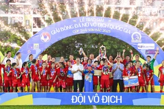 Các cô gái Thành phố Hồ Chí Minh I ăn mừng cùng chiếc cúp vô địch. (Ảnh: VFF)