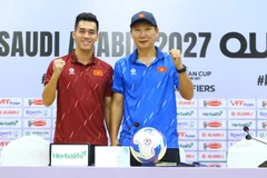 Huấn luyện viên Kim Sang Sik và tiền đạo Tiến Linh hứng khởi trước trận lượt về gặp Nepal. (Ảnh: VFF)