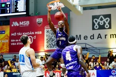 Khoảnh khắc Mykal Jenkins úp rổ đánh dấu sự vùng lên của Nha Trang Dolphins. (Ảnh: VBA)