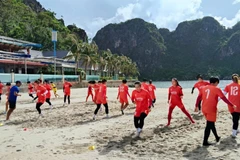 Các thành viên đội tuyển nữ Việt Nam tập luyện trên bãi biển. (Ảnh: VFF)