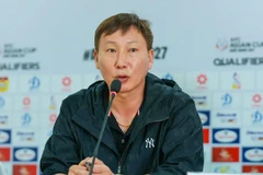 Huấn luyện viên Kim Sang Sik phát biểu tại buổi họp báo. (Ảnh: VFF)