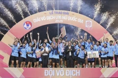 Các cô gái U16 Hà Nội trên bục nhận cúp vô địch. (Ảnh: VFF)