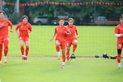 Các cầu thủ U20 nữ Việt Nam hứng khởi trong buổi tập luyện chiều 23/7. (Ảnh: VFF)