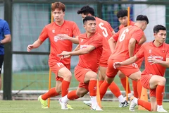 Tiền vệ Hoàng Đức tập luyện cùng các đồng đội. (Ảnh: VFF)