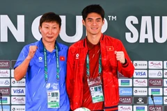 Huấn luyện viên Kim Sang Sik và thủ thành Trần Trung Kiên tại buổi họp báo diễn ra chiều 19/1. (Ảnh: VFF)