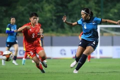 U20 nữ Việt Nam (áo đỏ) giành chiến thắng đậm trước U20 nữ Singapore. (Ảnh: VFF)