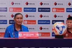Huấn luyện viên Mai Đức Chung và tiền vệ Bích Thùy tại buổi họp báo sau trận đấu. (Ảnh: VFF)