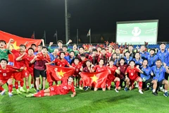 Ban huấn luyện cùng các tuyển thủ U23 Việt Nam ăn mừng với thành tích tại Vòng chung kết U23 châu Á 2026. (Ảnh: VFF)