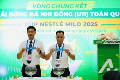 Đại diện Liên đoàn Bóng đá Việt Nam, cùng huấn luyện viên các đội và phóng viên bốc thăm chia bảng cho 16 đội dự giải.