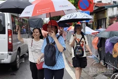 Người dân nô nức tìm kiếm vị trí đẹp để xem lễ sơ duyệt. 
