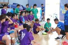 Huấn luyện viên Nguyễn Đình Hoàng dặn dò các học trò trong một buổi tập. (Ảnh: VFF)