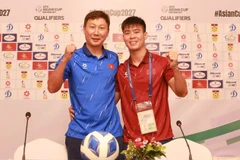 Huấn luyện viên Kim Sang Sik và đội trưởng Đỗ Duy Mạnh tại buổi họp báo trước trận gặp đội tuyển Lào. (Ảnh: VFF)