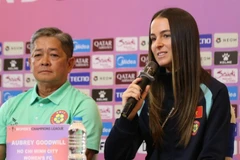 Huấn luyện viên Nguyễn Hồng Phẩm và ngoại binh Goodwill của câu lạc bộ nữ Thành phố Hồ Chí Minh chia sẻ tại buổi họp báo. (Ảnh: VFF)