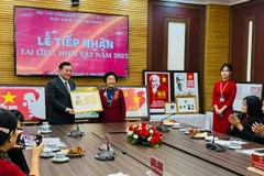 Bảo tàng Hồ Chí Minh tổ chức tiếp nhận các tài liệu, hiện vật. (Ảnh: PHƯƠNG LAN)