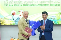 Thứ trưởng Hồ An Phong trao Quyết định bổ nhiệm Đại sứ Du lịch Việt Nam nhiệm kỳ 2025-2030 cho ông Greg Norman. (Ảnh: BTC)