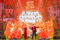 MC Quốc Trí song ca cùng ca sĩ Thanh Ngọc trong đêm chung kết The TVFace - Gương mặt truyền hình 2025. (Ảnh: NVCC)