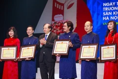 Thứ trưởng Văn hóa, Thể thao và Du lịch Tạ Quang Đông trao Bằng khen cho các tập thể và cá nhân tiêu biểu. 