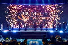 Các đại biểu thực hiện nghi thức ra mắt nền tảng Visit Vietnam. (Ảnh: HOÀNG HÀ)