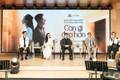 Ê-kíp thực hiện chia sẻ về MV cover "Còn gì đẹp hơn". (Ảnh: BTC)