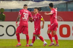 Các đồng đội ăn mừng cùng bàn thắng của Quang Hải. (Ảnh: Công an Hà Nội FC)