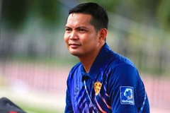 Huấn luyện viên Bùi Văn Thắng theo dõi trận đấu giữa đội tuyển bóng đá 7 người Việt Nam-Thái Lan. (Ảnh: Viet Football)