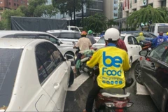 Chiều 27/6, các phương tiện "chôn chân" tại khu vực vòng xoay Công trường Mê Linh, Quận 1. (Ảnh: QUÝ HIỀN)