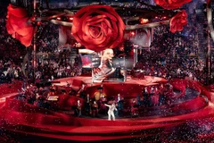 “The Rose” gây ấn tượng ngay từ thiết kế sân khấu độc đáo. (Ảnh: BTC)