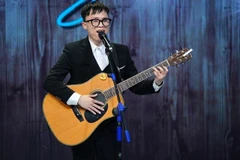 "Trạm yêu thương" kể câu chuyện về Đỗ Trung Minh - chàng trai khiếm thị chọn âm nhạc để bước đi và thắp sáng tương lai. (Ảnh: Ê-KÍP SẢN XUẤT)