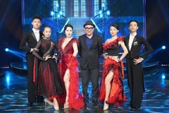 Ca sĩ trẻ Thương Thảo (thứ ba từ trái sang) phối hợp nhà thơ, nhạc sĩ Ngọc Lê Ninh (ở giữa) ra mắt MV “Nỗi nhớ chơi vơi”.