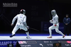 Nguyễn Xuân Lợi, Nguyễn Văn Quyết, Lê Văn Bang, Phan Ánh Dương giành Huy chương Vàng nội dung đồng đội nam môn kiếm chém sau khi vượt qua đối thủ đến từ Malaysia. (Ảnh: HOÀNG MINH)