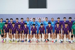 Ban huấn luyện cùng các tuyển thủ U16 futsal Việt Nam. (Ảnh: VFF)