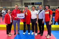 Lãnh đạo Sở Văn hóa và Thể thao Hà Nội trao thưởng cho vận động viên giành Huy chương Vàng tại SEA Games 33. 