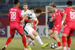 Công an Hà Nội (áo đỏ) lội ngược dòng ấn tượng trước đại diện của Trung Quốc. (Ảnh: AFC)