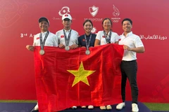 Các thành viên đội tuyển golf Việt Nam trên bục nhận huy chương. (Ảnh: VGA)