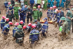 Các lực lượng cứu hộ tìm kiếm người mất tích do lũ quét tại xã Xa Dung, tỉnh Điện Biên.
