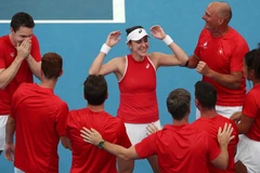Tay vợt nữ Belinda Bencic ăn mừng cùng thành viên đội tuyển quần vợt Thụy Sĩ. (Ảnh: United Cup)
