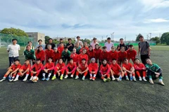 Các cầu thủ U20 nữ Việt Nam chụp hình cùng một số du học sinh Việt Nam tại Trường đại học Shizuoka. (Ảnh: VFF)