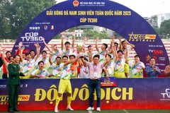 Sinh viên Đại học Huế ăn mừng cùng chiếc cúp vô địch.