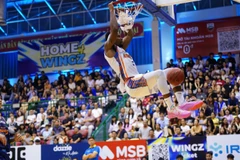 Hassan Thomas úp rổ ghi điểm cho Hanoi Buffaloes. (Ảnh: VBA)