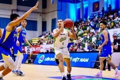 Ngoại binh Philippines Albert Openna thi đấu trọn vẹn 40 phút chính thức. (Ảnh: VBA)