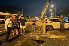 Lực lượng chức năng phường Sông Trí có mặt cứu nạn, bảo vệ hiện trường và điều tra làm rõ nguyên nhân vụ việc. (Ảnh: TTXVN)