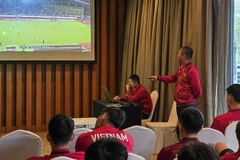 Ban huấn luyện và các cầu thủ cùng phân tích băng ghi hình trận gặp U22 Trung Quốc. (Ảnh: VFF)