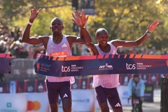 Benson Kipruto (trái) vượt qua Alexander Mutiso với thời gian chỉ ít hơn 0,03 giây. (Ảnh: Runner's World)